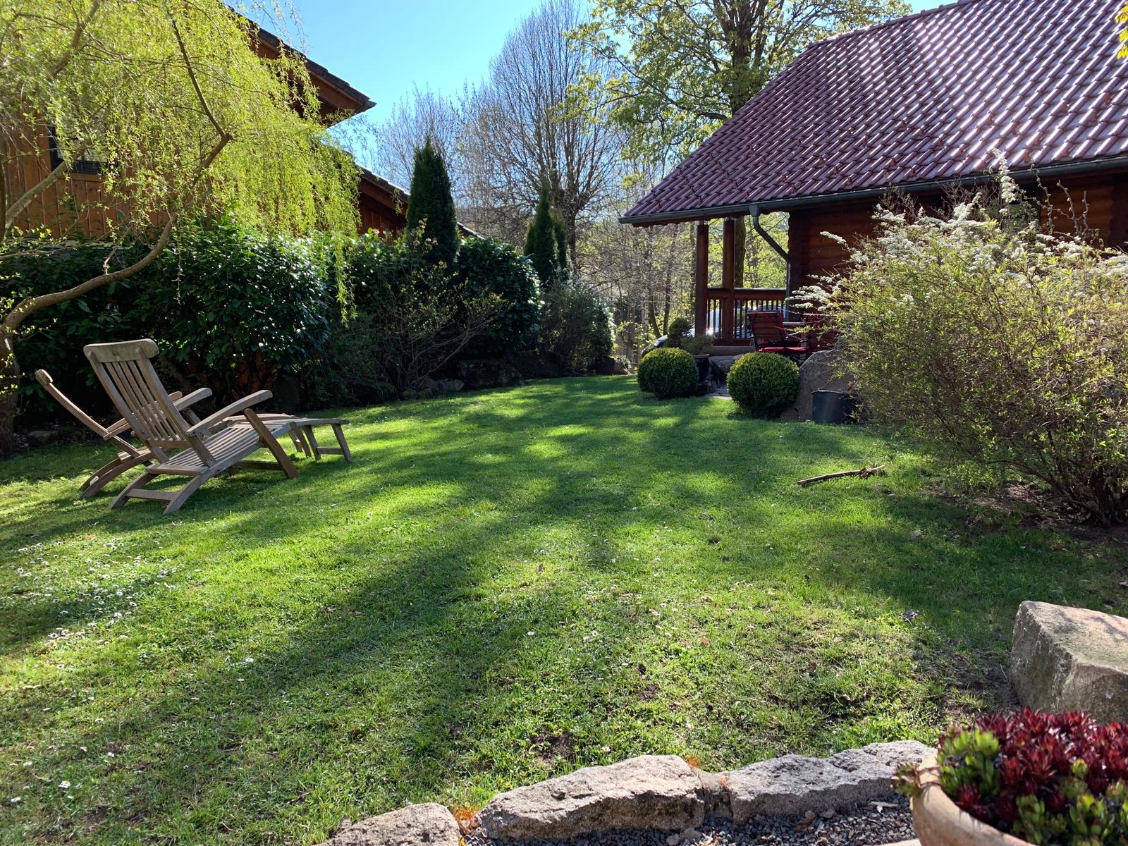 Auch im hinteren Bereich des Gartens gibt es eine Sitzgelegenheit