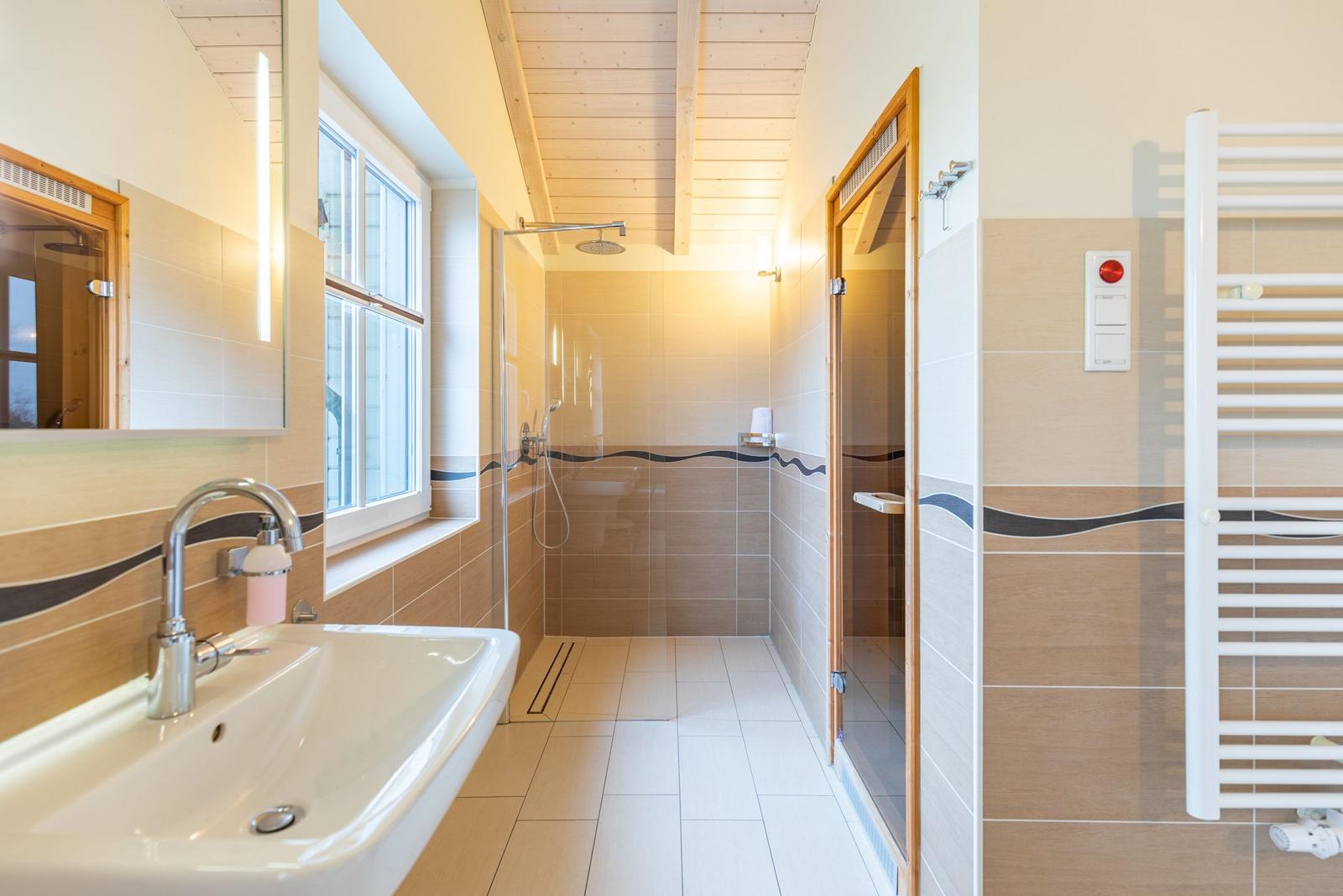 Bad mit Dusche, Waschbecken und Heizkörper