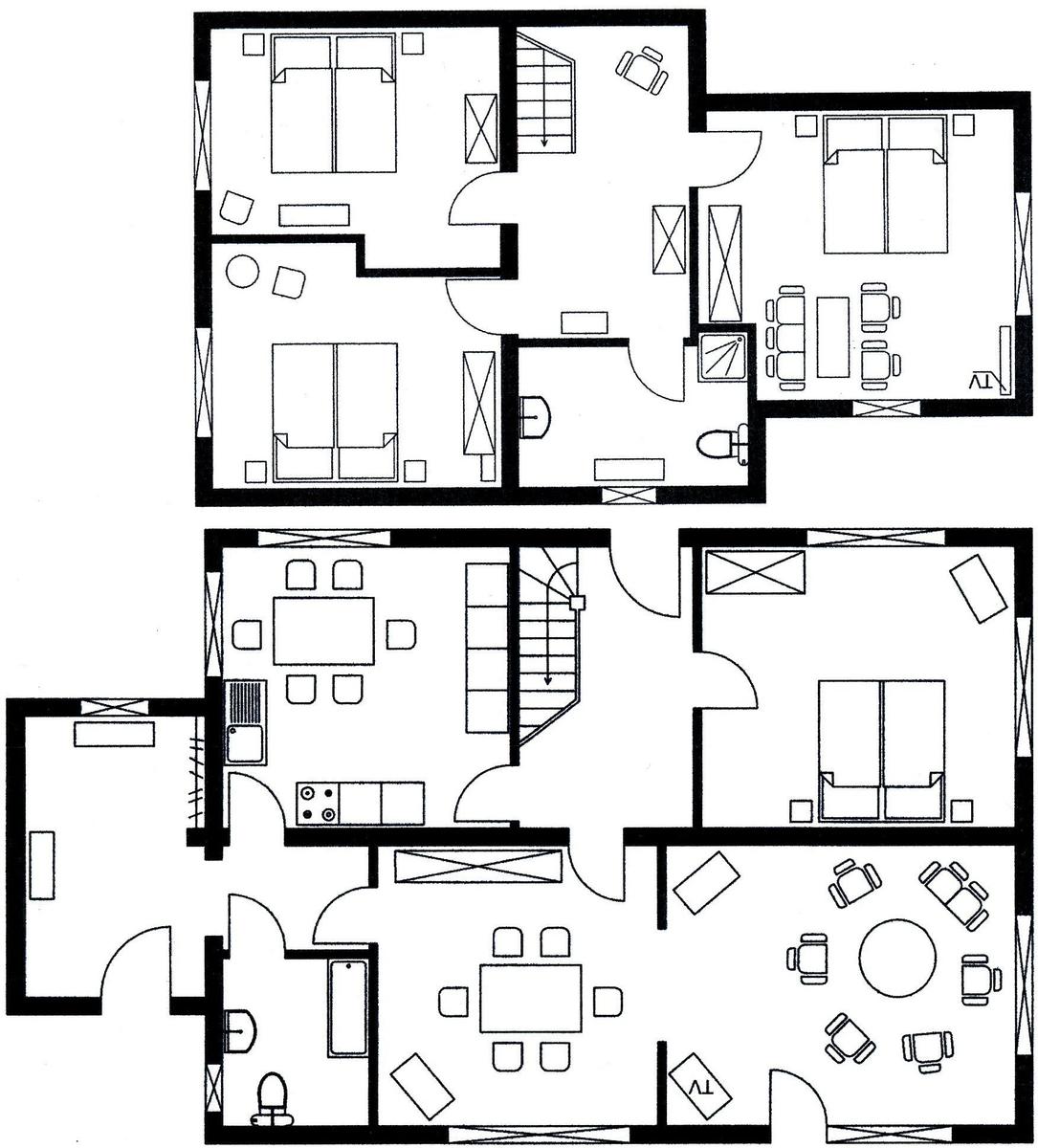Zwei Etagen mit Schlafzimmern, Wohnbereich und Küche. Treppenhaus verbindet die Stockwerke.
