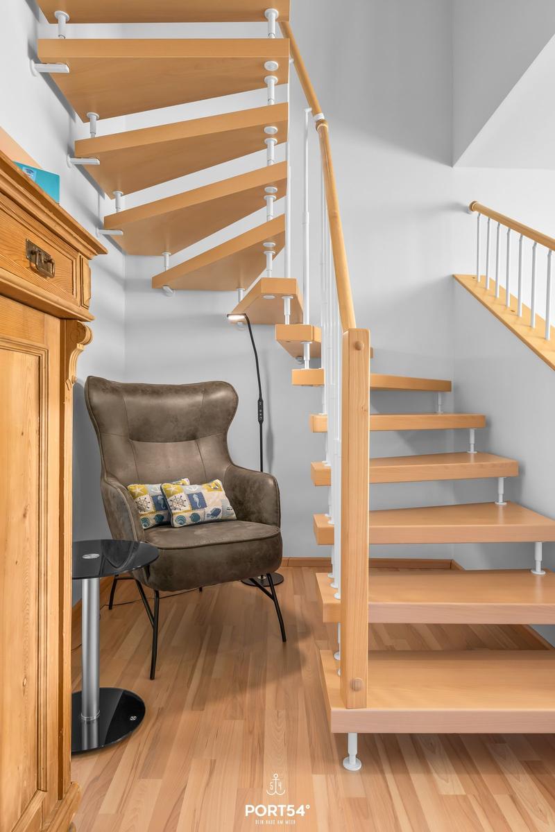 Treppenhaus mit Sitzgelegenheit und Holzstufen