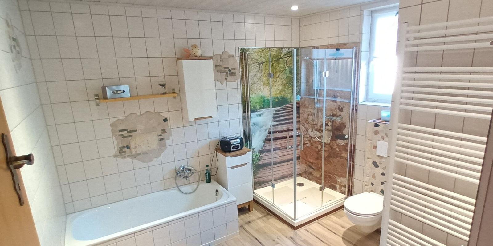 Badezimmer mit großer Dusche und Badewanne
