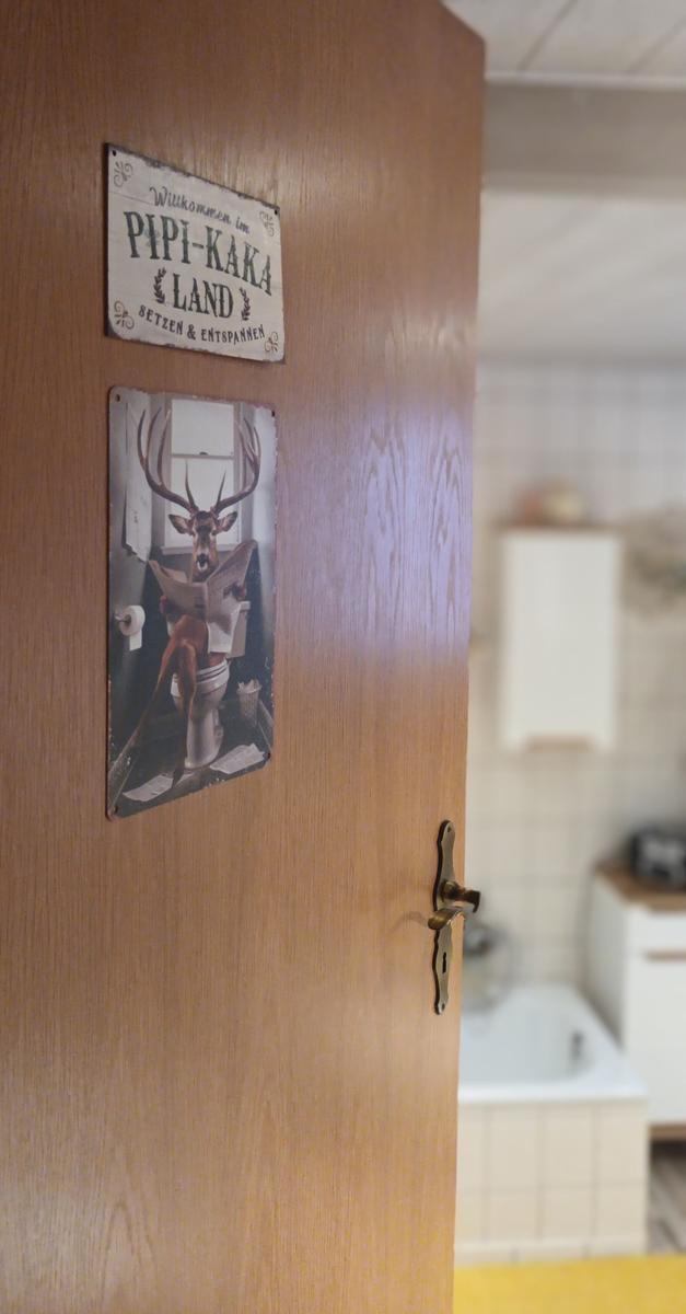 Tür ins Bad, 3 Stufen führen ins Badezimmer