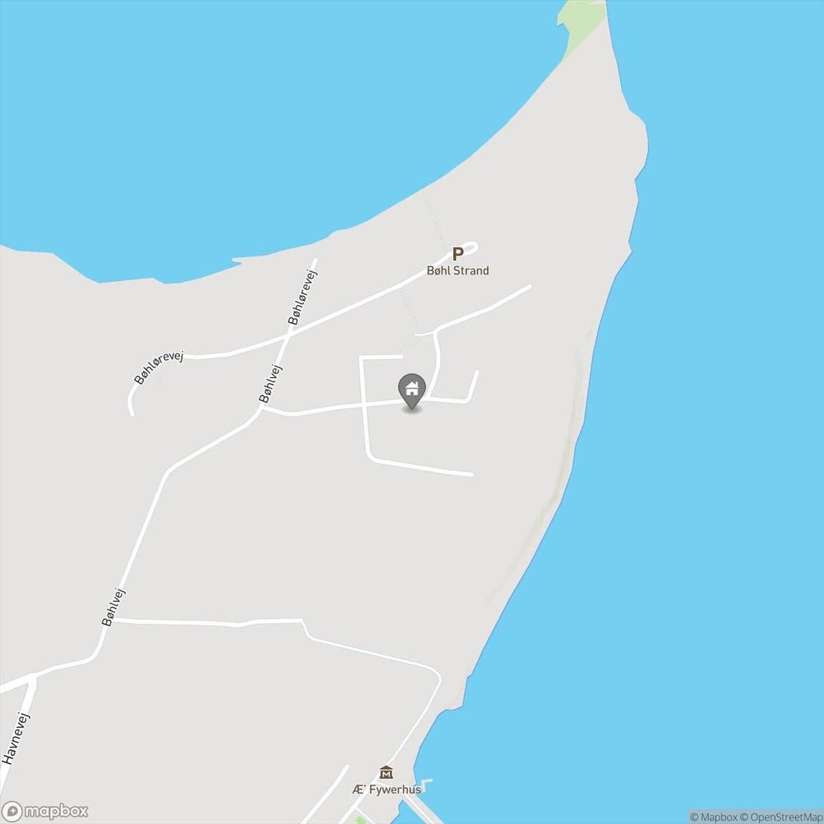 Karte zeigt Lage am Strand mit Straßen und Parkplatz.