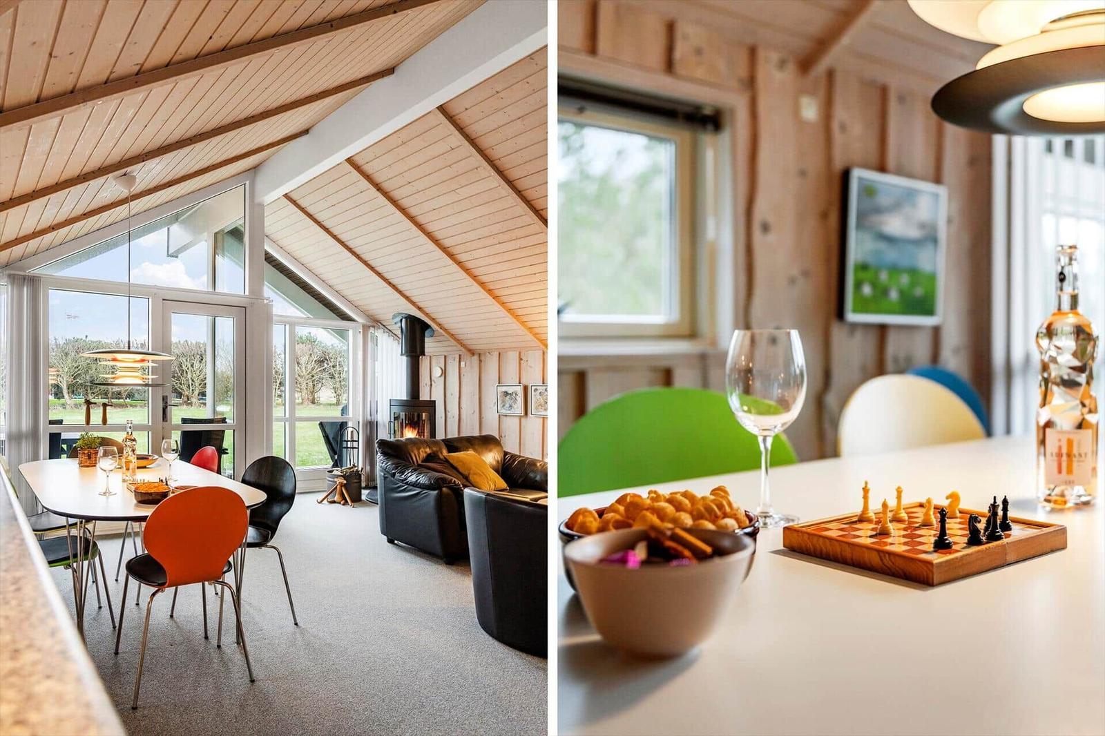 Wohnraum mit Essbereich und Kamin, Tisch mit Schach und Snacks.