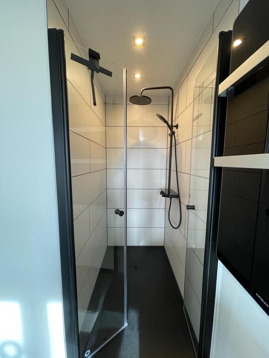 Duschkabine mit Glaswand, Duschkopf und Handbrause