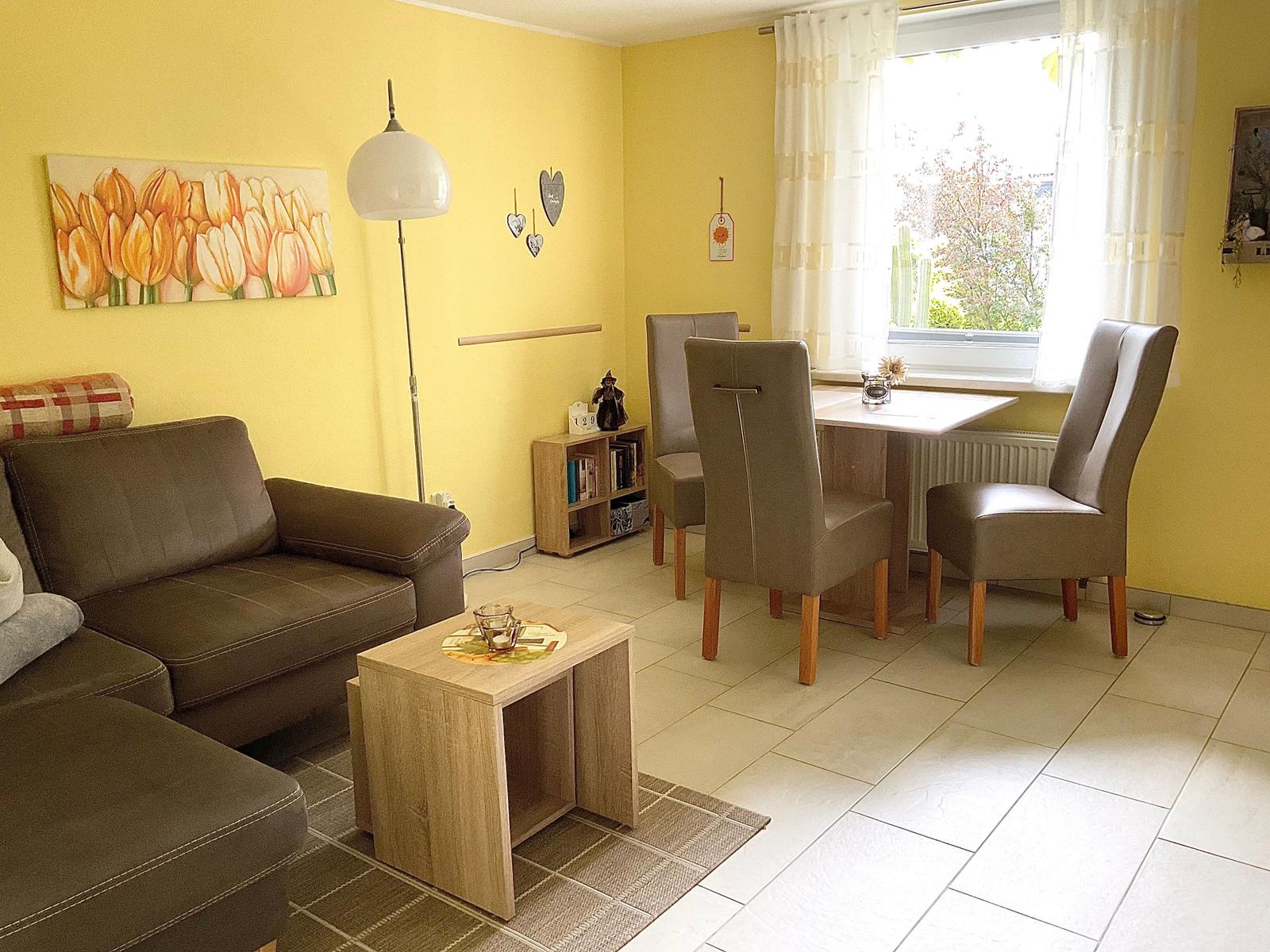 Wohnzimmer mit Gartenblick