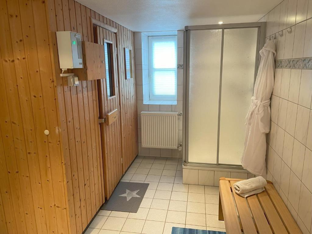 Bad mit Dusche, Holzwand und Bademantel