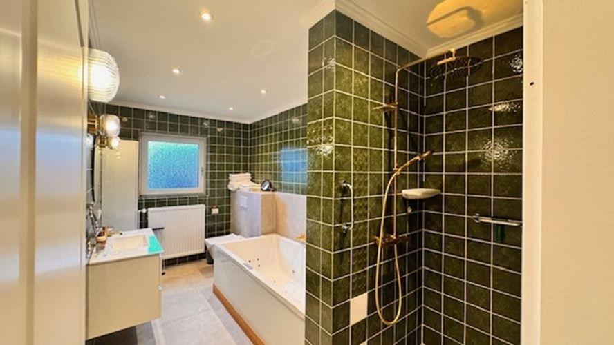 Badezimmer mit Dusche, Badewanne und Waschbecken