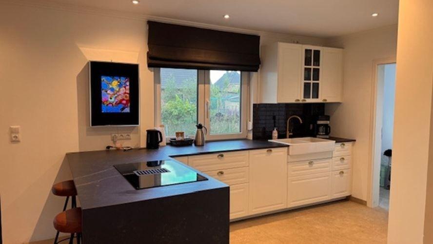 Küche mit Arbeitsplatte, Fenster und Kücheninsel