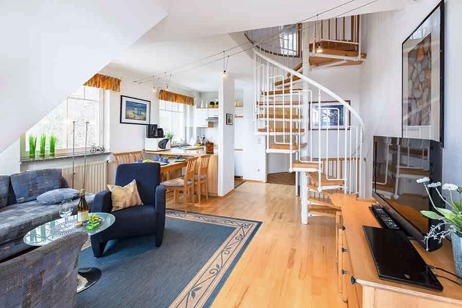 Der Wohnraum mit der Küchenzeile und Esstisch im Hintergrund