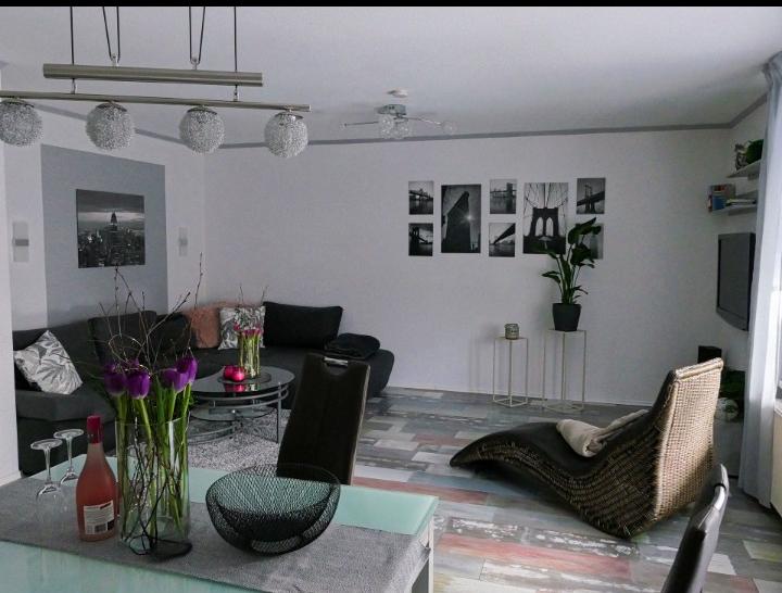 Wohnzimmer mit Sofa, Couchtisch und Wandbildern