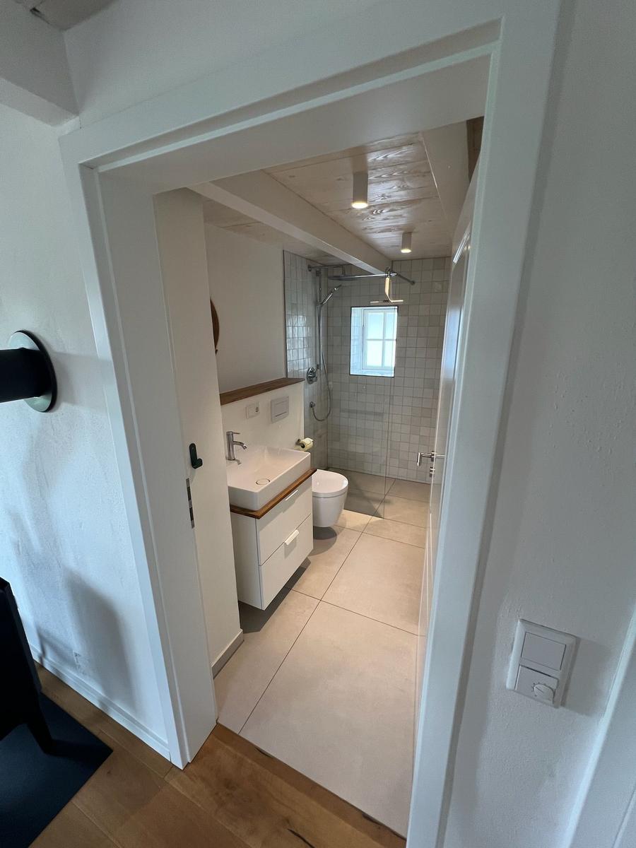 Badezimmer mit Dusche, Toilette und Waschbecken