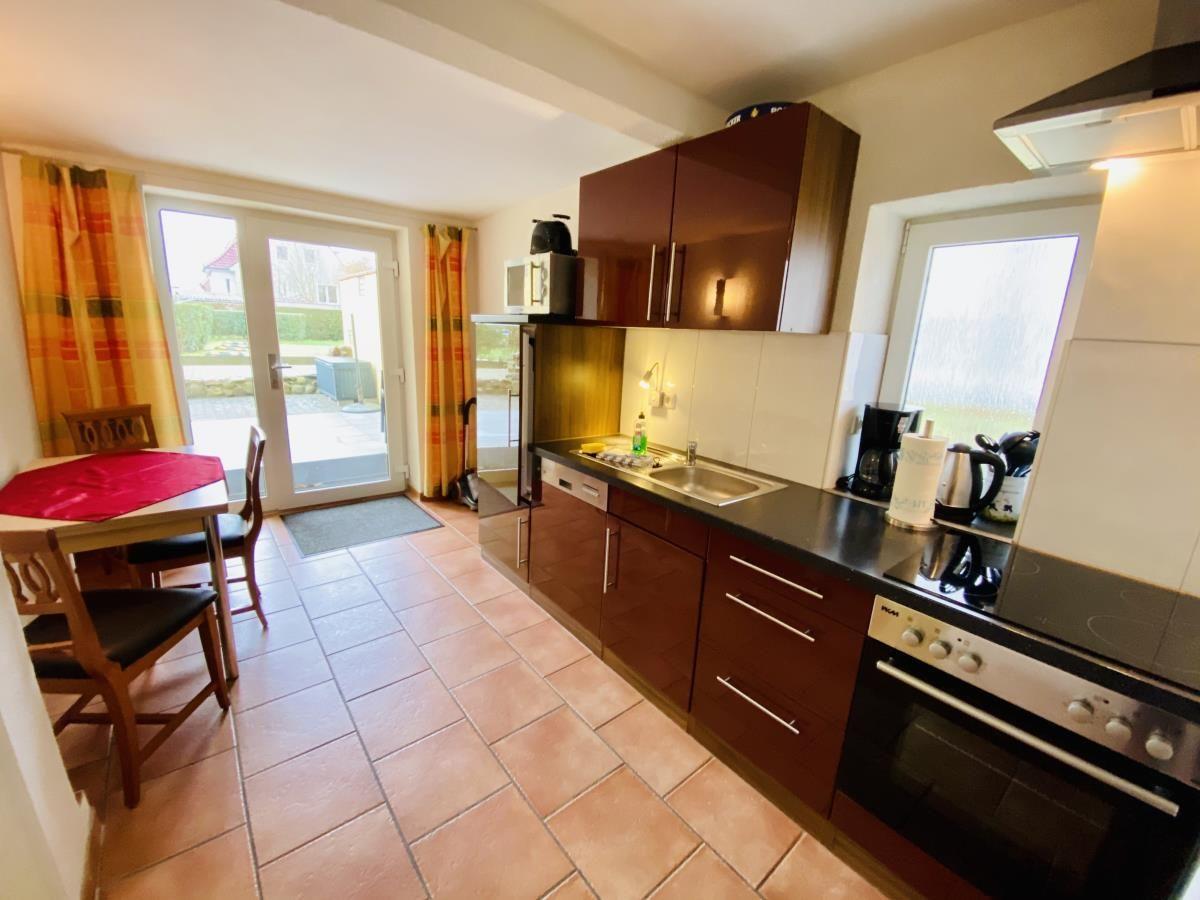 Küche mit Essbereich, Terrassentür und moderner Ausstattung.