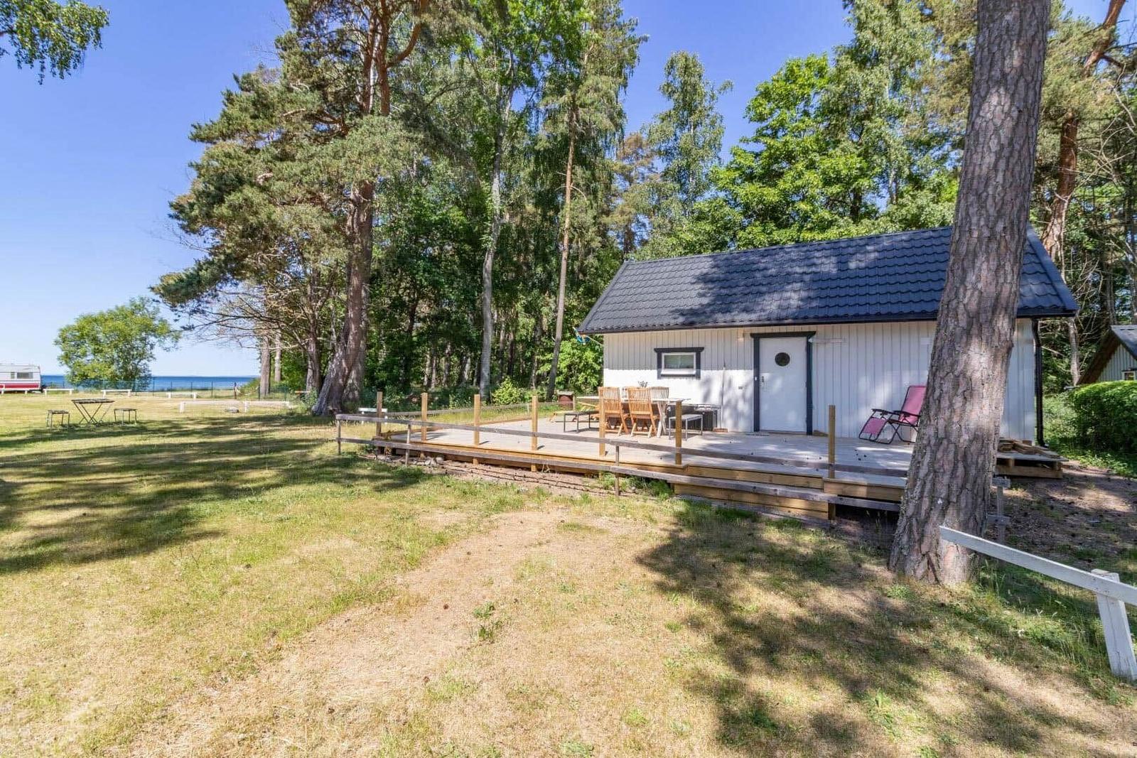 Wohnhaus mit Terrasse, Garten und Blick auf den See.