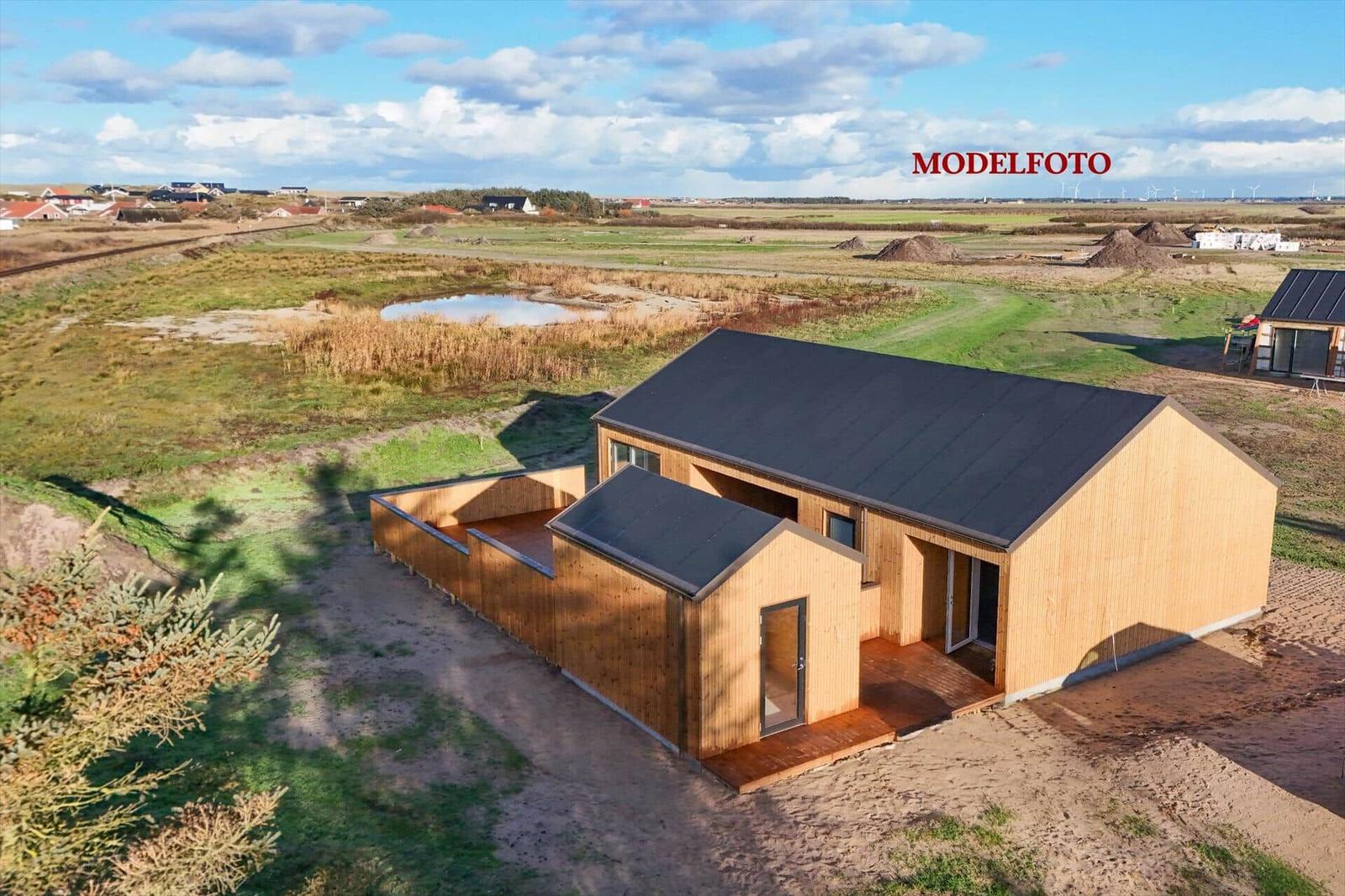 Moderne Holzhütte mit Terrasse in ländlicher Umgebung