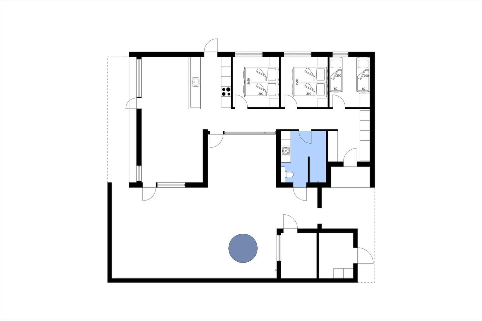 Wohnung mit Küche, drei Schlafzimmern und Bad. Großer Raum mit runden Tisch.