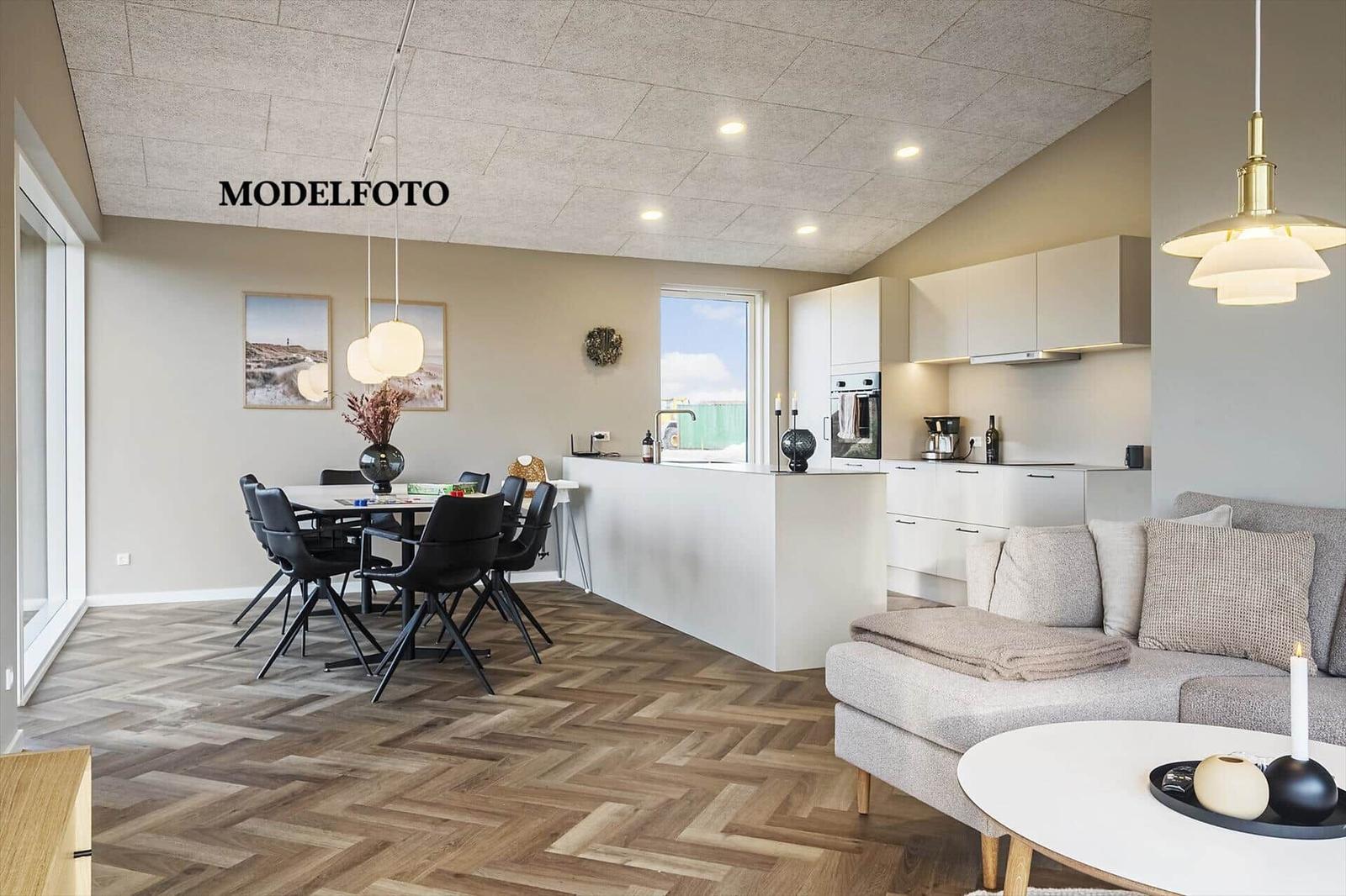 Moderne offene Küche mit Essbereich und Wohnzimmer. Holzfußboden und helles Interieur.