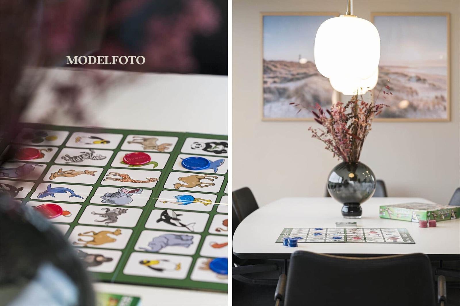 Spieltisch mit Tier-Spiel und Deko-Vase im Essbereich.