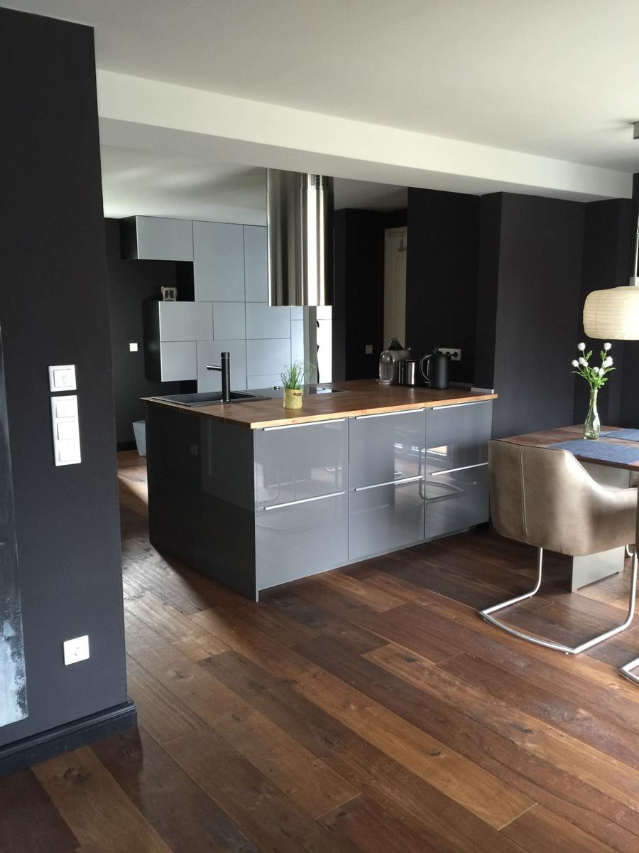 Moderne Küche mit Kücheninsel und Essbereich.