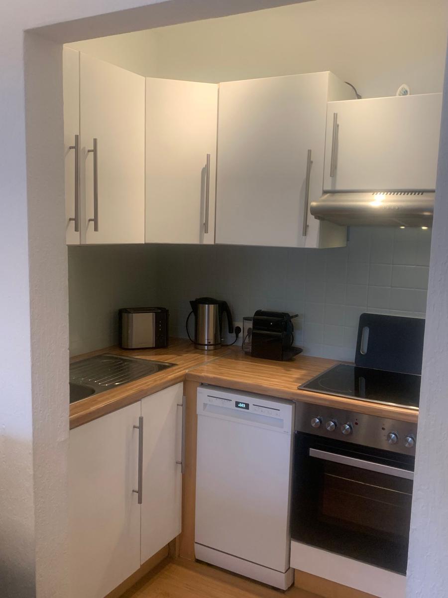 Küche  mit Herd, Ceranfeld, Geschirrspüler, Abzugshaube, Kühl-und Gefrierkombination. Zudem Toaster Filterkaffe Maschine, Nespresso Maschine