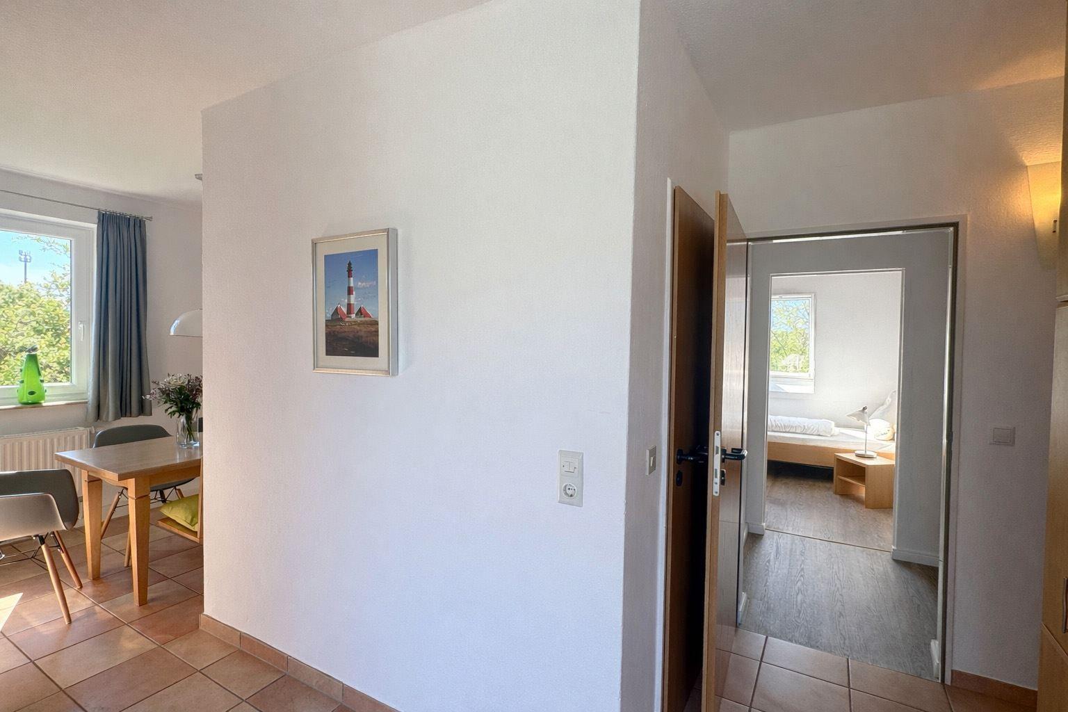 Blick zum Essraum und zum Schlafraum...