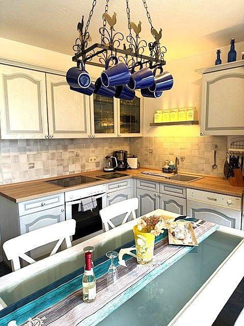 Helle Küche mit neuer Arbeitsplatte zum Kochen und Schlemmen voll ausgestattet!