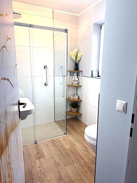 In 01/2026 hochwertig saniertes Bad mit bodentiefer Dusch mit Regenduschkopf zum Wohlfühlen!