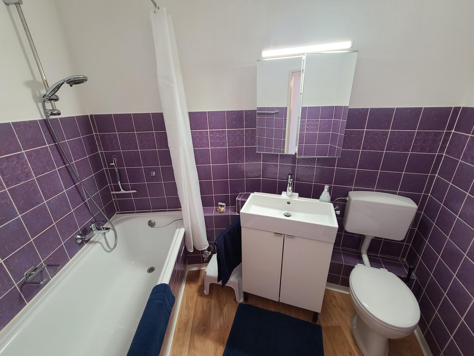 Bad mit Duschmöglichkeit.