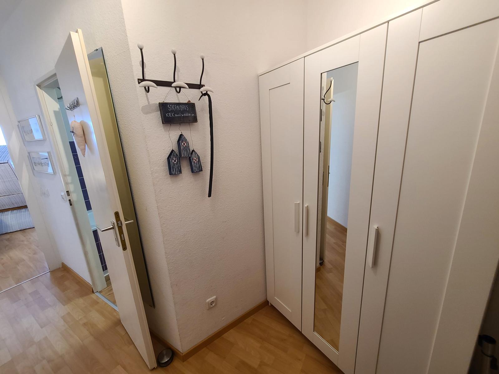 Der Flur mit Kleiderschrank.