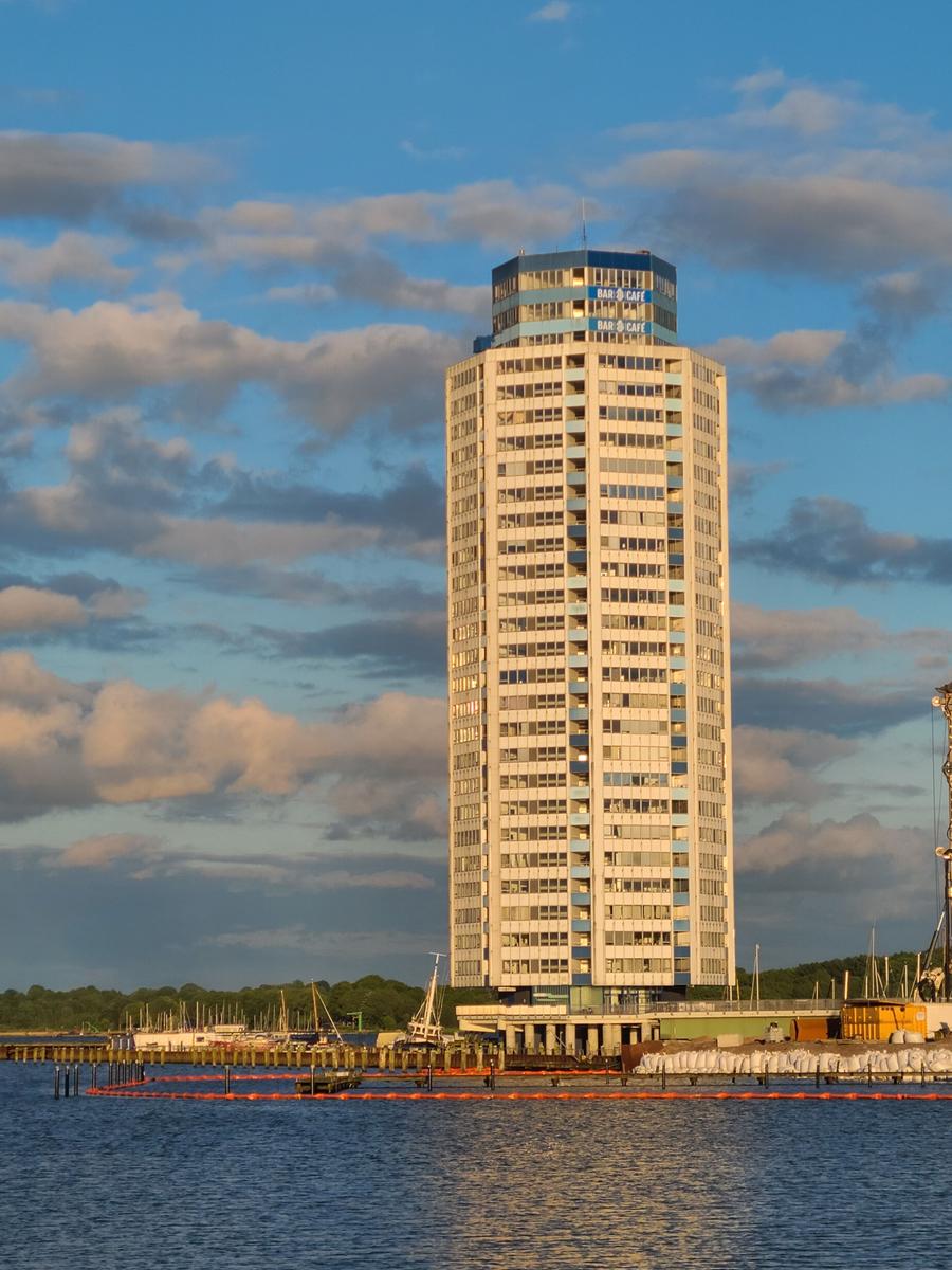 Das Apartment liegt im 14. Stock, Richtung Süd/West, mit herrlichem Blick auf den Sonnenuntergang.