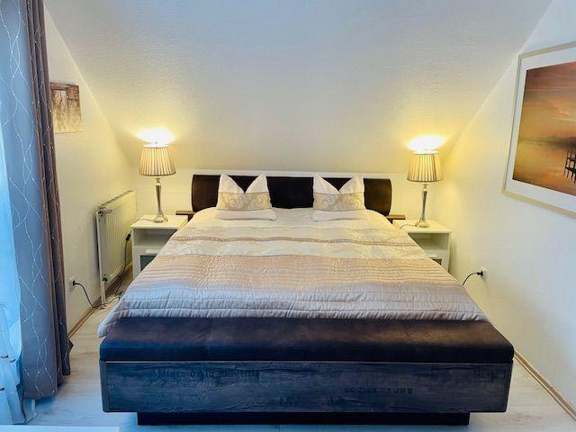 Neues, modernes Landhausbett in schwebender Optik mit gepolstertem Kopfteil und aufklappbarer Bettbank bieten ihnen mehr Komfort