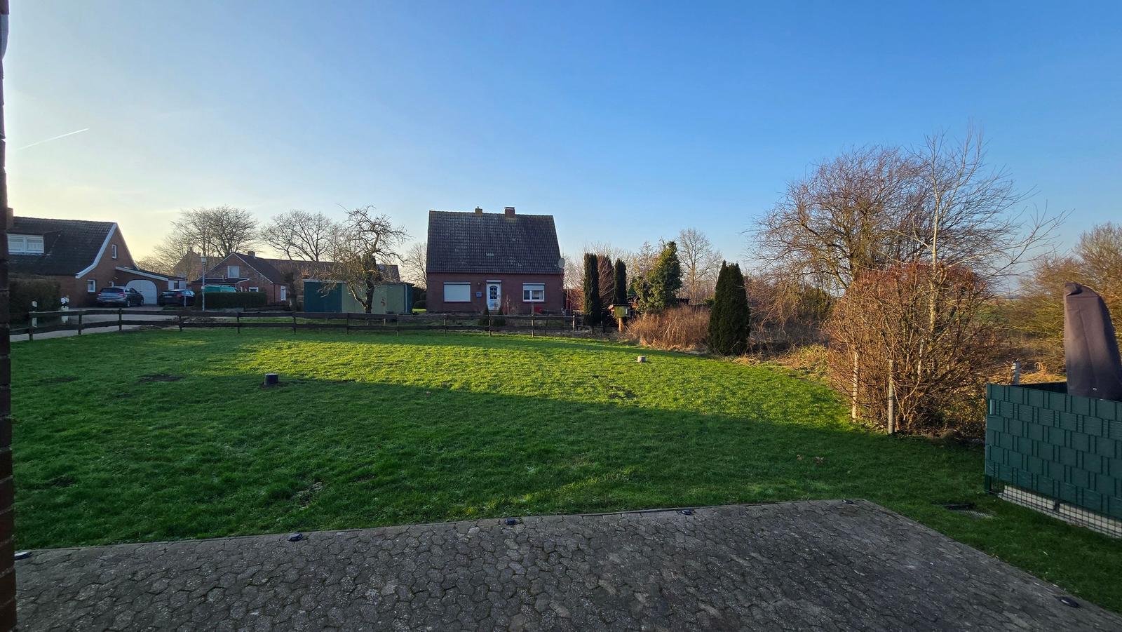 Haus mit großem Garten und freiem Blick auf die Umgebung.