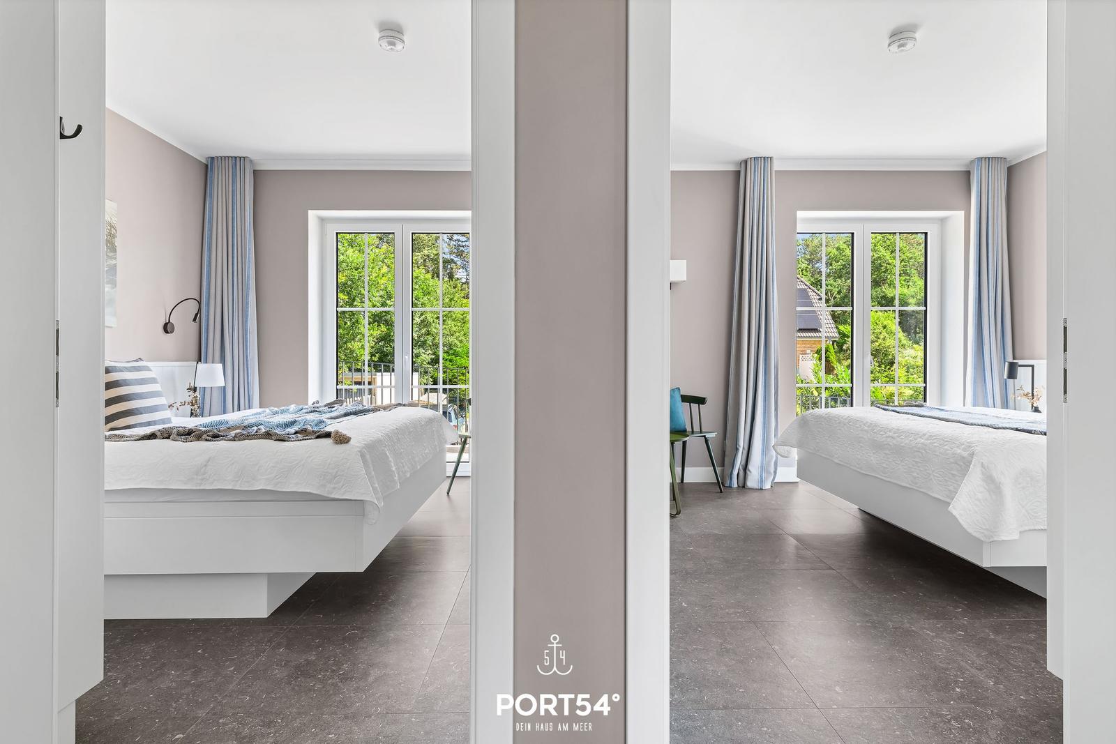 Zwei Schlafzimmer mit weißen Betten und Blick auf Grün.