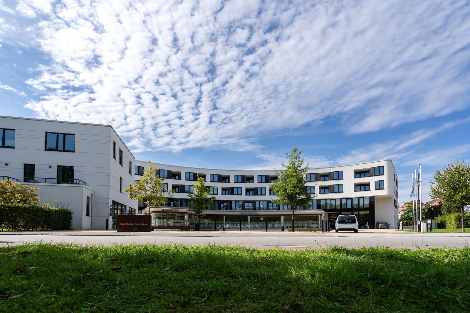 Moderne Wohnanlage mit großzügigem Eingangsbereich und gepflegtem Grünflächenbereich.