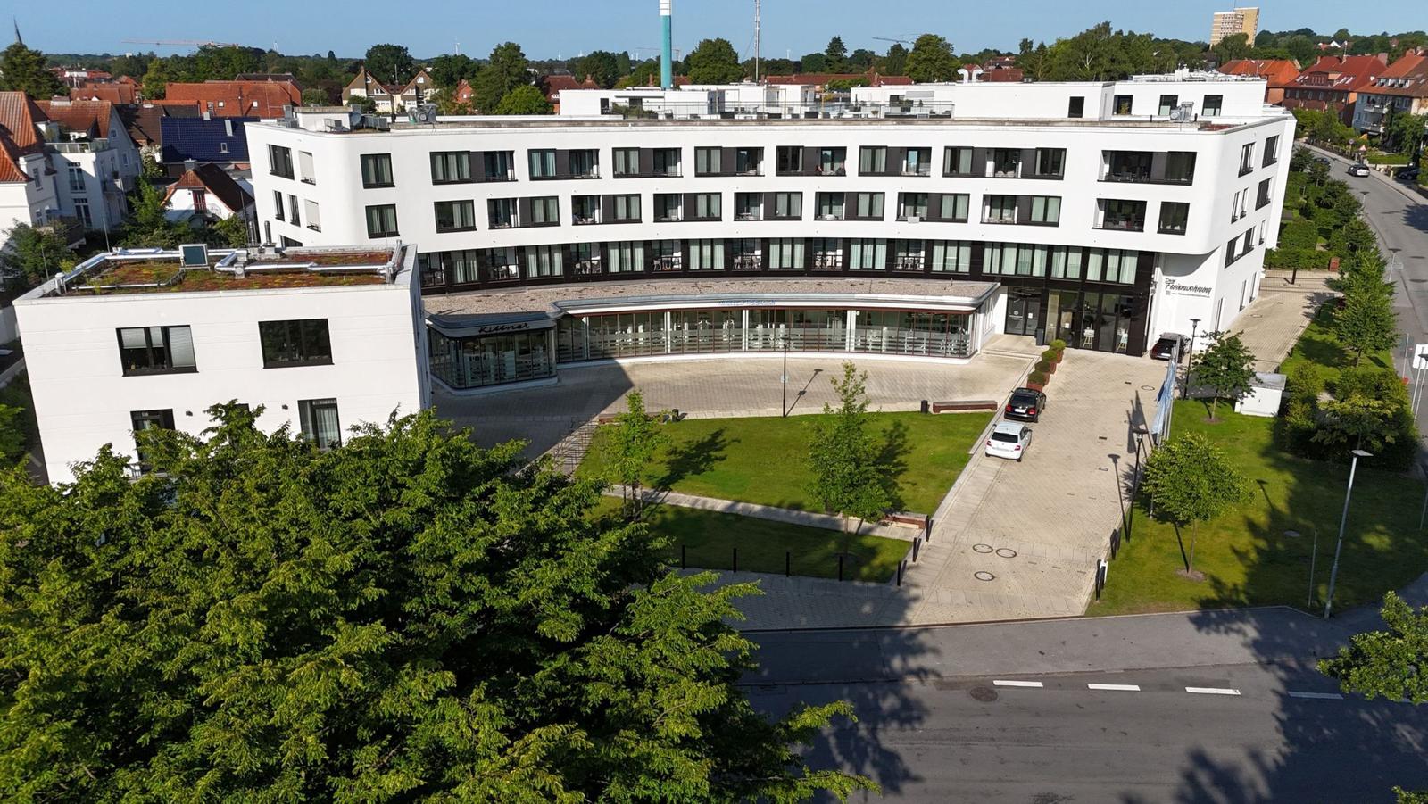 Moderne weiße Ferienwohnung mit großem Garten und Parkplatz.