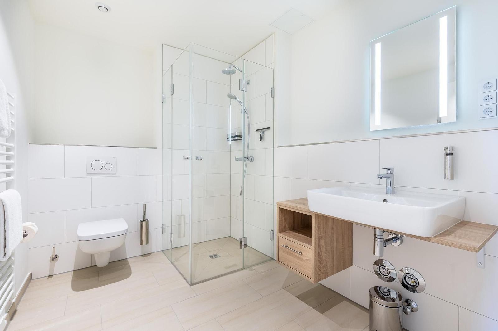 Moderne Badewanne mit Dusche, Waschbecken und Spiegel