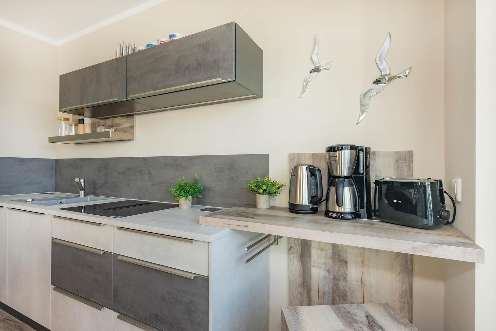 Küche mit Arbeitsfläche, Spüle und Küchengeräten.