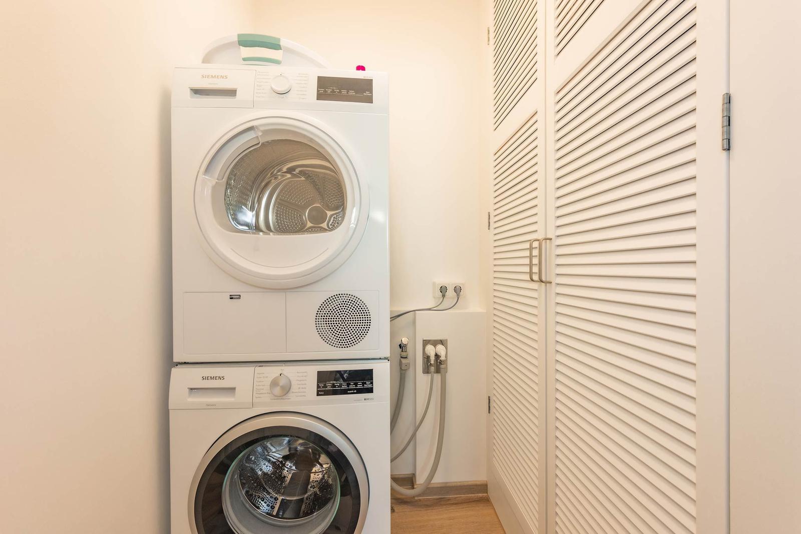 Waschmaschine und Trockner in einem Raum mit Schiebetüren