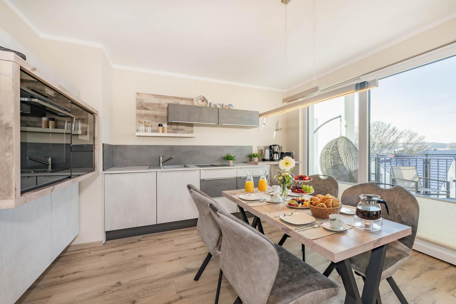 Küche mit Essbereich und Balkonblick