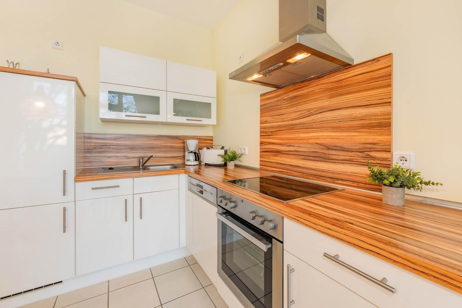 Moderne Küche mit Holzoberflächen und Edelstahlgeräten.