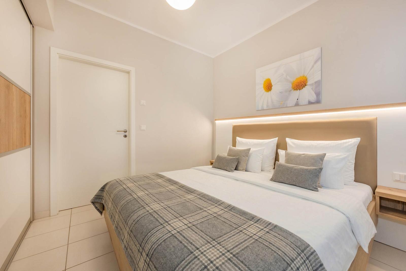 Schlafzimmer mit Bett, Wandbild und Nachttisch