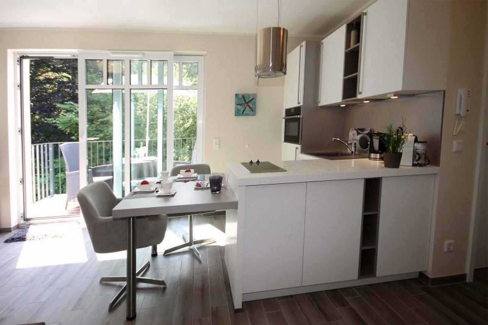Küche mit Essbereich und Terrassentür. Moderne Einbauküche mit Arbeitsplatte.