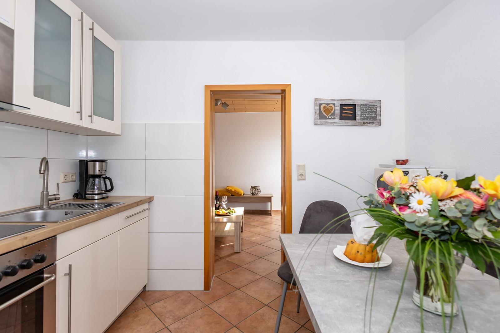 Küche mit Essbereich und Blick in Wohnzimmer