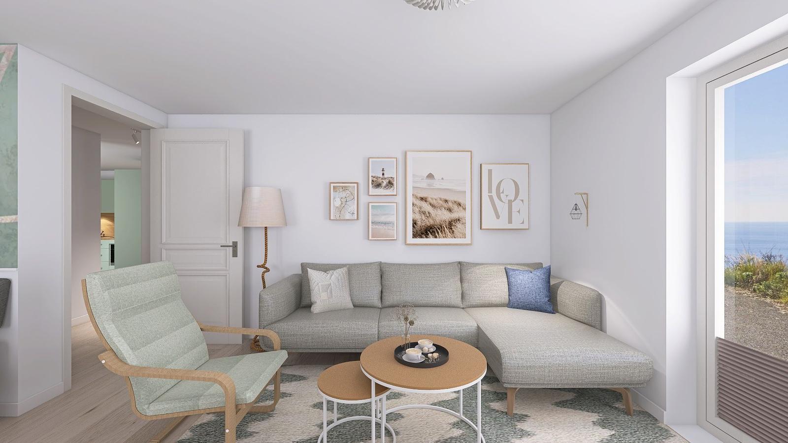 Wohnzimmer mit Sofa, Sessel und Meerblick durch große Glastür.