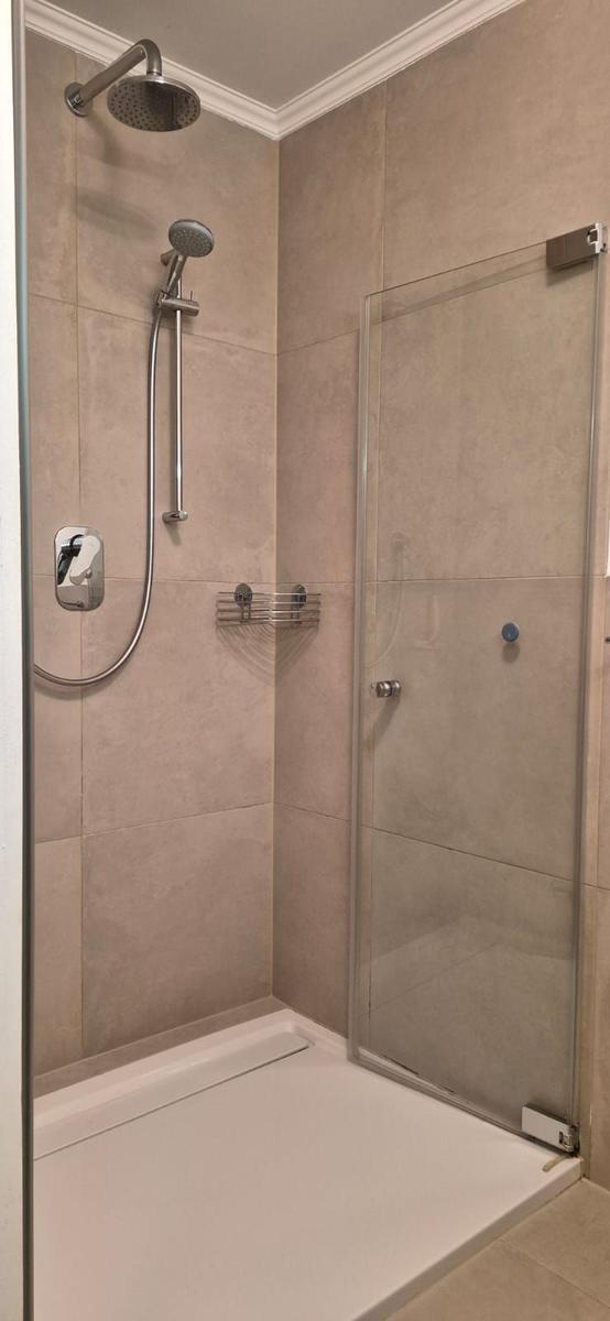 Duschkabine mit Glaswand, Duschbrause und Handbrause