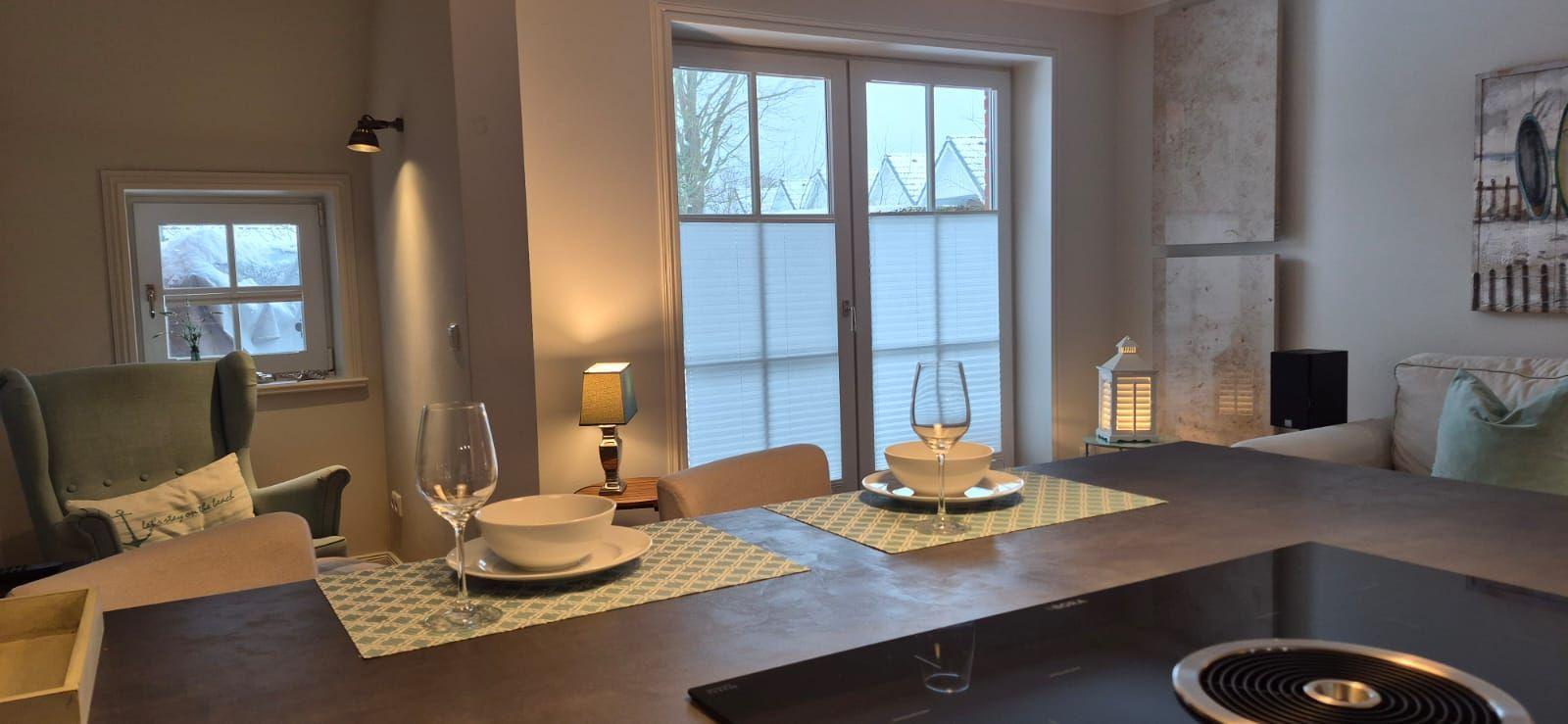 Esstisch mit Platz für zwei, Blick auf Balkon und Wohnbereich