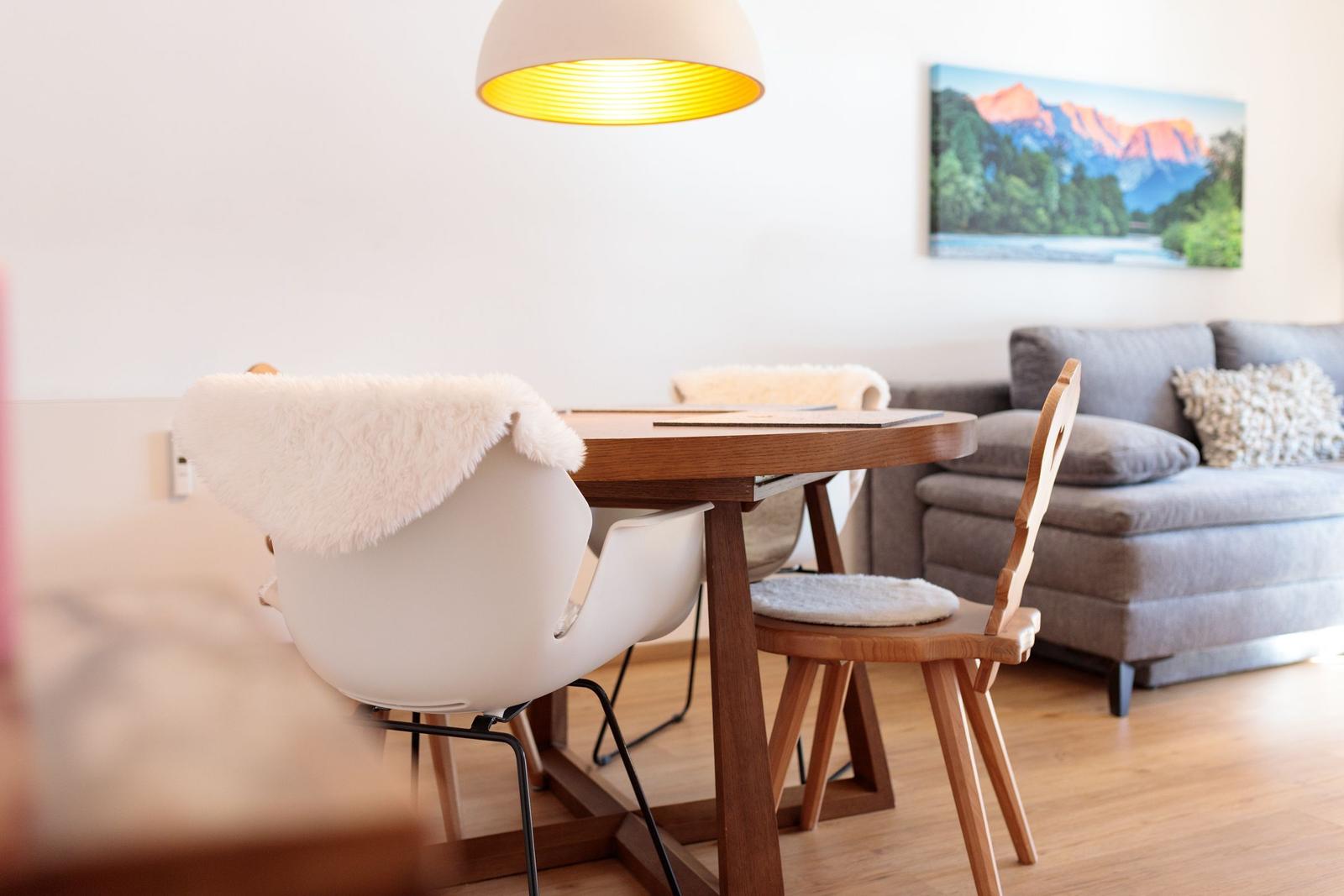 Esstisch mit Stühlen und Sofa im Wohnbereich