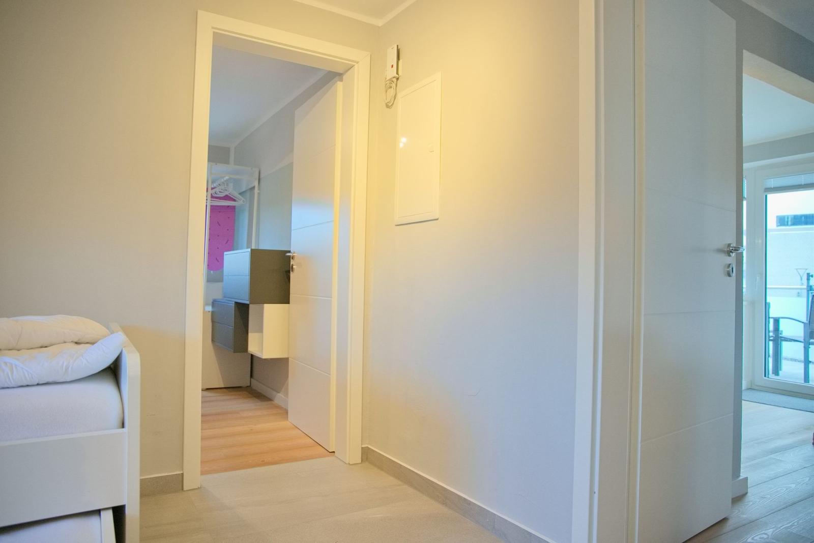 Schlafzimmer mit Blick auf Bad und Balkon