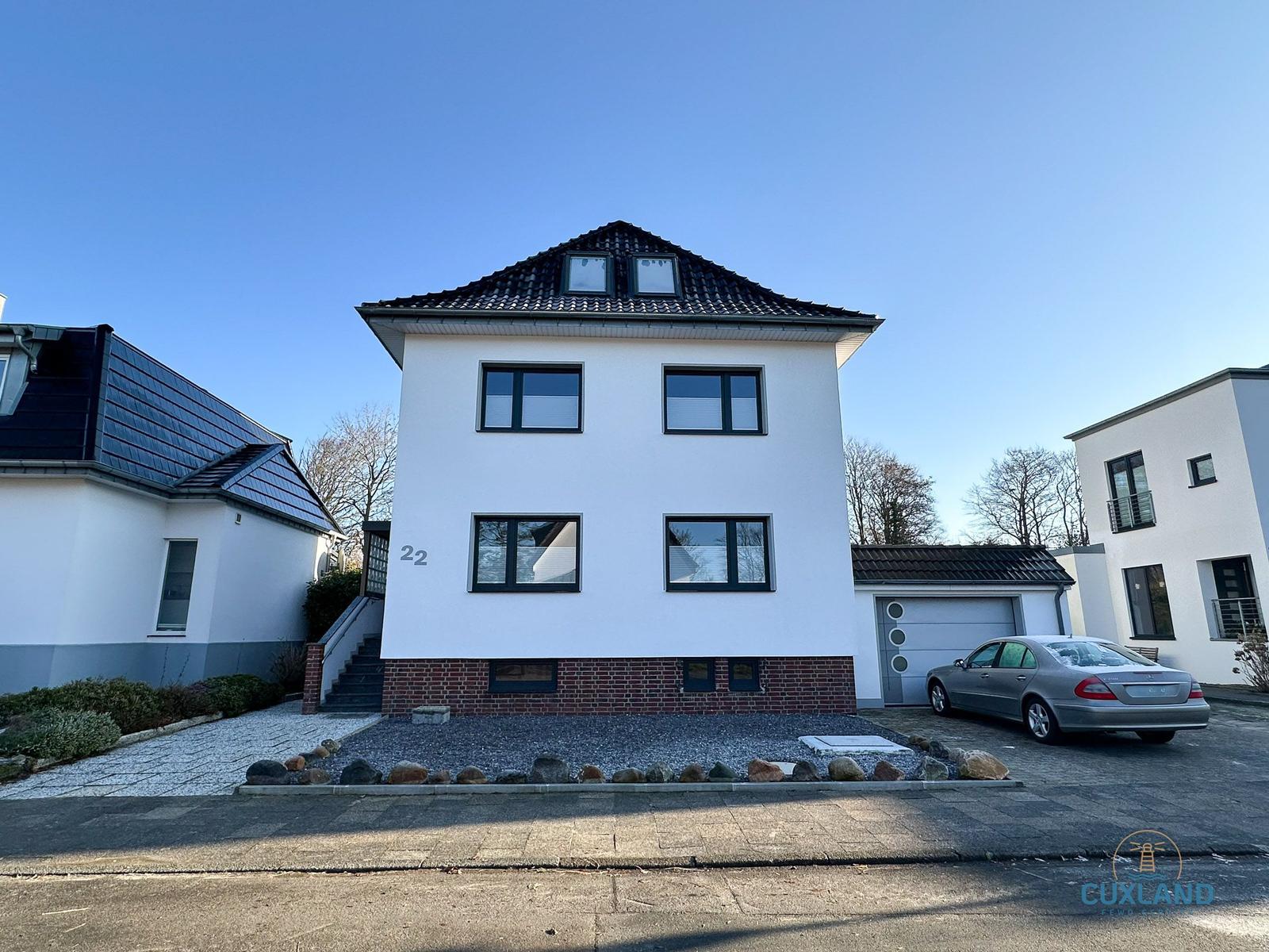 Modernes Haus mit Garage und gepflastertem Hof. Nummer 22. 