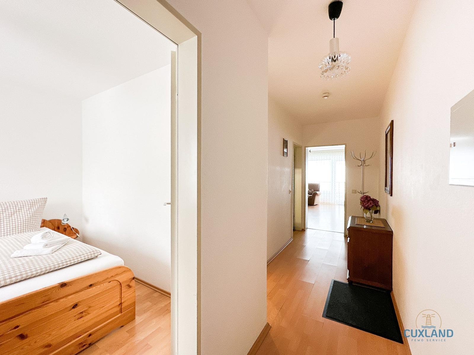 Flur mit Schlafzimmer und Blick in Wohnbereich